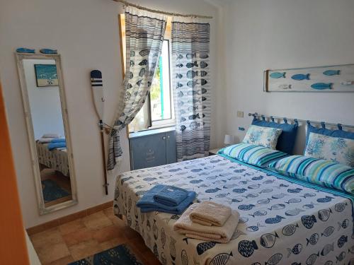 une chambre avec un lit et une grande fenêtre dans l'établissement La casetta dei pesciolini, à Sestri Levante