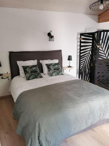 ein Schlafzimmer mit einem großen Bett in einem Zimmer in der Unterkunft Chaleureux Studio de 35m2 totalement indépendant in Fors