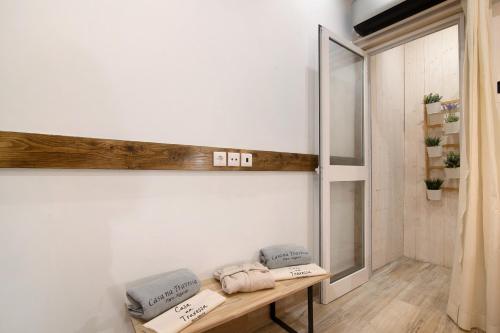 ファロにあるCasa na Travessa 2のバスルーム(木製テーブル、タオル付)