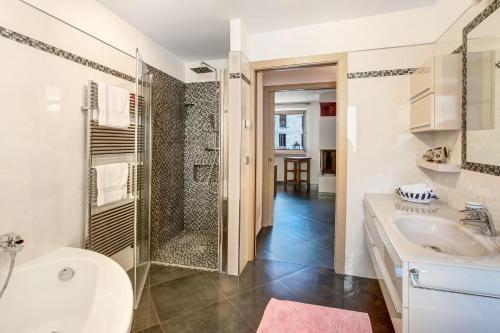 uma casa de banho com um chuveiro, um WC e um lavatório. em La Maison du Bonheur Grosio em Grosio