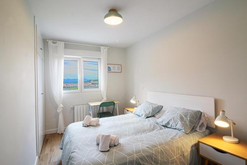 um quarto com uma cama com duas toalhas em Apartamento Vista Picos em San Vicente de la Barquera