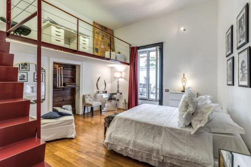 Un dormitorio con una cama grande y una escalera. en San Teodoro Apartment with Private Terrace, en Nápoles