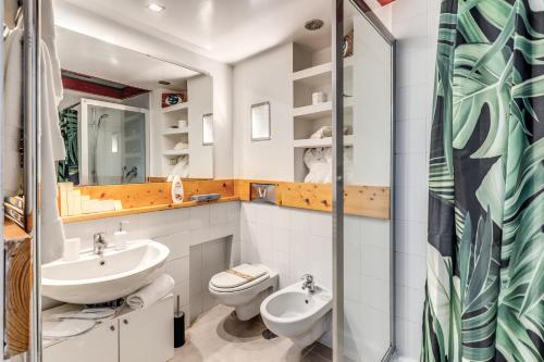 Un baño con dos lavabos y un inodoro. en San Teodoro Apartment with Private Terrace, en Nápoles