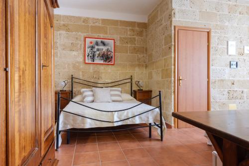 1 dormitorio con 1 cama y 1 mesa en una habitación en Tenuta San Trifone Limone, en Seclì