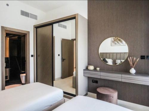 Postel nebo postele na pokoji v ubytování Stylish 2 bedroom in Binghatti, Business Bay