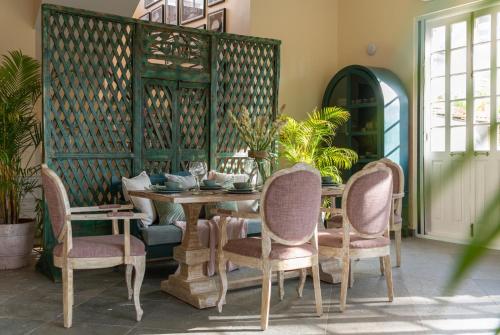 una sala da pranzo con tavolo e sedie di LohonoStays Colina Villa C a Vagator