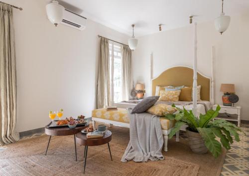 a living room with a bed and a couch at LohonoStays Colina Villa C in Vagator