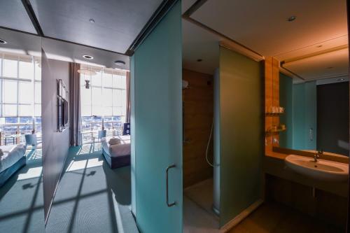DoubleTree by Hilton Turin Lingotto في تورينو: حمام مع دش ومغسلة