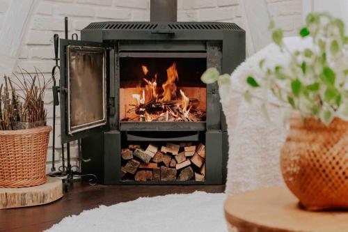 a fireplace with a fire in it in a room at Casa de campo em Joinville com Hidromassagem e Lareira in Joinville