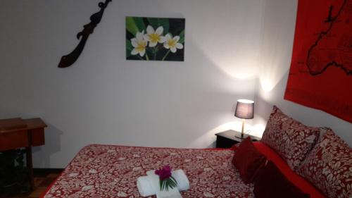 Ein Bett oder Betten in einem Zimmer der Unterkunft Hostal Makohe Rapa Nui