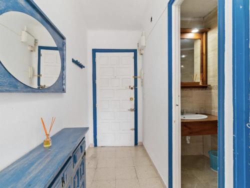 a bathroom with a blue counter and a mirror at Coqueto estudio con Vistas al Mar in Torremolinos