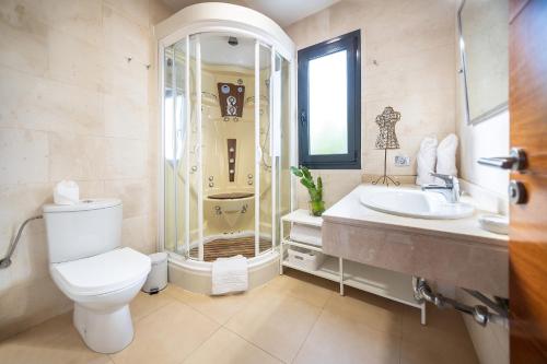 een badkamer met een toilet, een wastafel en een douche bij Villa LanzaCosta Golf in Teguise