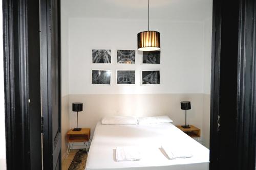 - une chambre avec un lit et une lampe pendant dans l'établissement Homenfun Barcelona Sagrada Familia Marina, à Barcelone