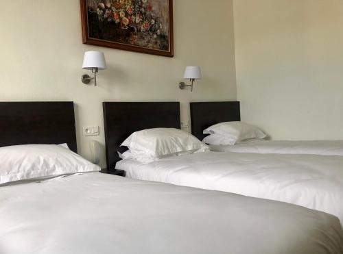 Ένα ή περισσότερα κρεβάτια σε δωμάτιο στο Le Grand Hôtel Ussel ''nouvelle Gérance 2023''