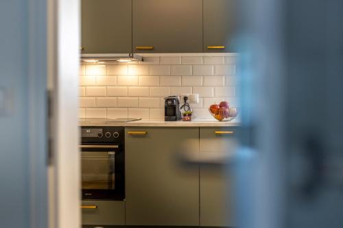 a kitchen with a stove and a bowl of fruit at fil HOME in Leisach