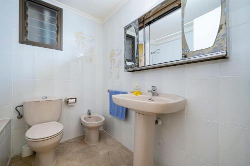 uma casa de banho branca com um WC e um lavatório em Salou Centro em Salou