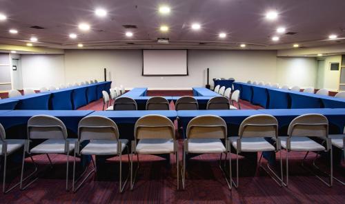 a conference room with a long table and chairs at Comfort Suites Alphaville in Barueri
