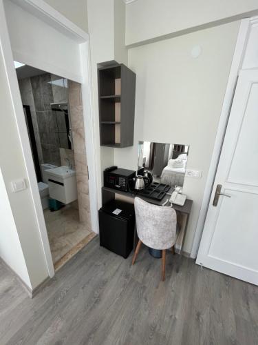 eine Küche mit einem Schreibtisch und einem Stuhl in einem Zimmer in der Unterkunft Maritsa Hotel in Edirne