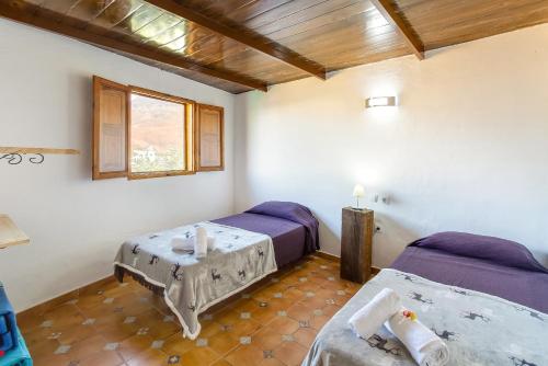 1 Schlafzimmer mit 2 Betten und einem Fenster in der Unterkunft Vivienda Vacacional Folillo in San Nicolás
