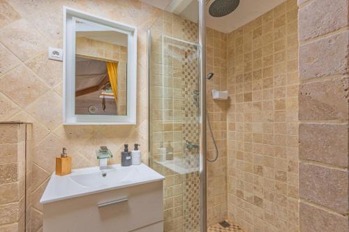 a bathroom with a sink and a shower at Studio Bassin d'arcachon in La Teste-de-Buch