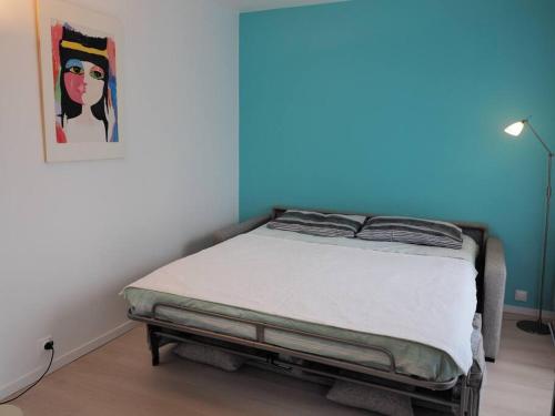 - une chambre avec un lit orné d'une peinture murale dans l'établissement Grand F1 - Metro Direct Paris et sites Olympiques, à Issy-les-Moulineaux