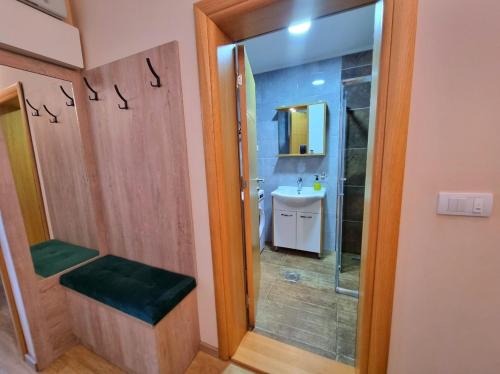 une salle de bain avec une douche, des toilettes et un lavabo dans l'établissement Gondola 79, à Zlatibor