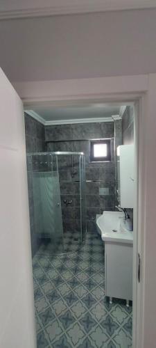 a bathroom with a shower and a sink at Ligarba Apart in Degirmen