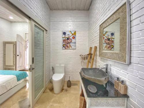 La salle de bains est pourvue d'un lavabo et d'un miroir. dans l'établissement Piramida's White Villa's Bali - Joglo, à Canggu