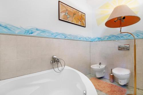 łazienka z wanną i toaletą w obiekcie Casa Leonardo w mieście Dorio