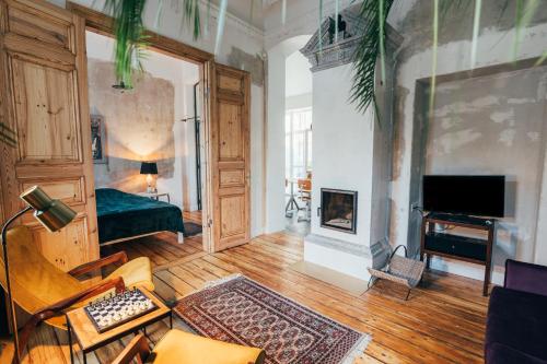 een woonkamer met televisie en open haard bij Miller`s place in Rīga