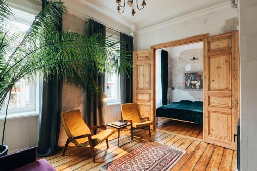 een slaapkamer met een bed en 2 stoelen en een tafel bij Miller`s place in Rīga