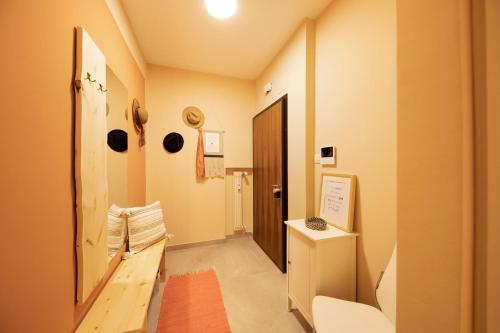 Habitación con pasillo y habitación con puerta en Apartment Huita en Bolzano