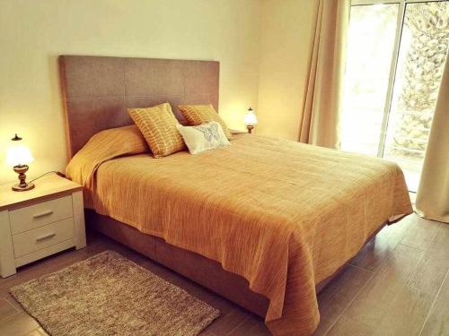 sypialnia z dużym łóżkiem i oknem w obiekcie Marina Mar Vila Franca do Campo w mieście Vila Franca do Campo