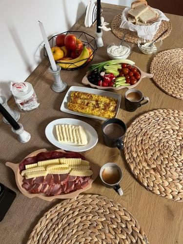 una mesa cubierta con comida y platos de comida en QUEEN’S HEART GUESTHOUSE, en Bran