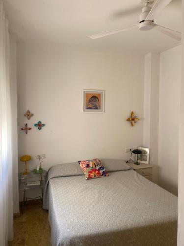 een slaapkamer met een bed en een plafondventilator bij Private terrace & Free Parking in Málaga