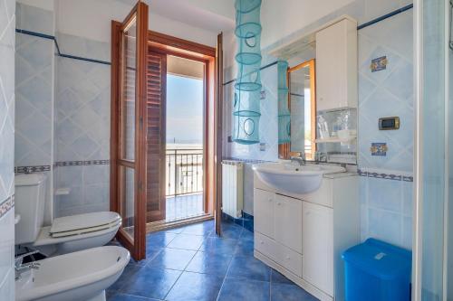 Villa Emy في مسينة: حمام مع دورتين مياه ومغسلة ونافذة