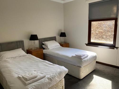 Een bed of bedden in een kamer bij Welltrees Apartments 10 Dailly Road
