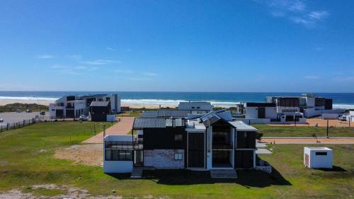 una vista aérea de una casa en la playa en 33D Kabeljauws Beach en Jeffreys Bay