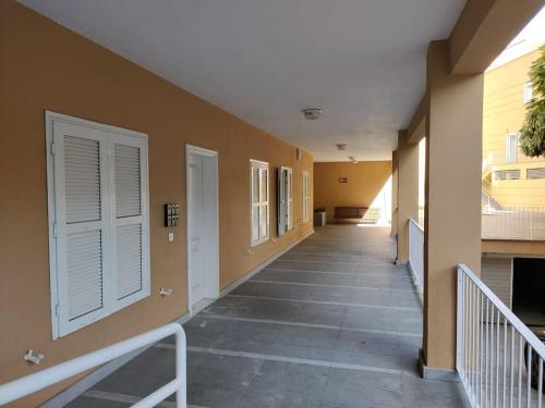 ein leerer Flur eines Hauses mit Tür in der Unterkunft Canary Lofts Rambla in Santa Cruz de Tenerife