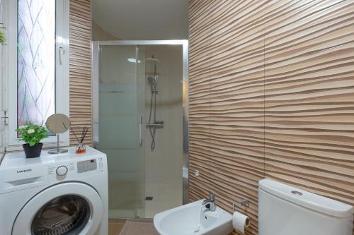 a bathroom with a washing machine and a toilet at Apt Playa y Montaña in Torremolinos