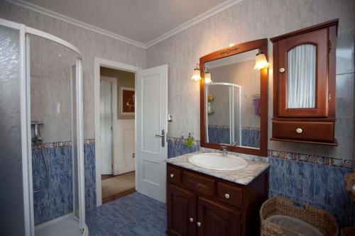 CamargoにあるCasa Monte & Marの洗面台と鏡のあるバスルーム