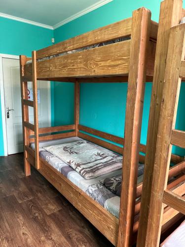 Двухъярусная кровать или двухъярусные кровати в номере Welcome 24 Mukachevo