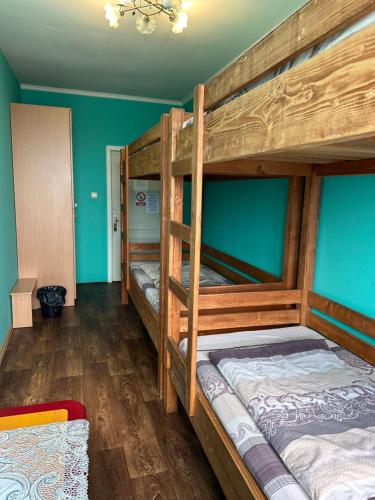 ムカチェヴォにあるWelcome 24 Mukachevoの青い壁の客室で、二段ベッド2台が備わります。