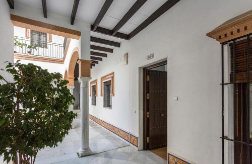um corredor de uma casa com uma porta preta em Santa Catalina Patio Andaluz Moderno em Sevilha