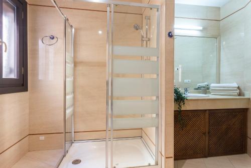 um chuveiro com uma porta de vidro na casa de banho em Santa Catalina Patio Andaluz Moderno em Sevilha