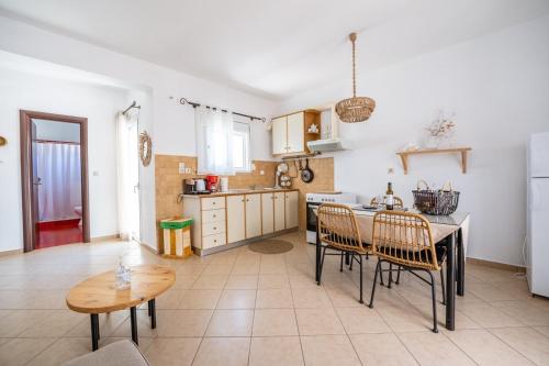 uma cozinha com mesa e cadeiras num quarto em Kalomoira's Apartments em Elafonisos