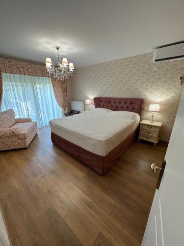 een slaapkamer met een groot bed en een bank bij Villa Myrto Nafpaktos in Nafpaktos
