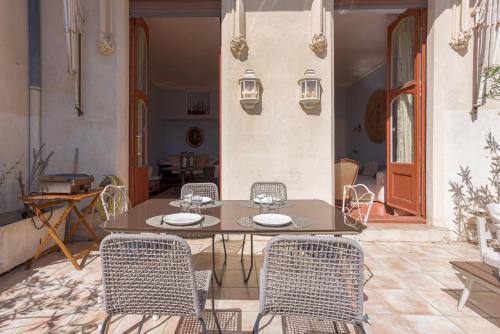 une salle à manger avec une table et des chaises dans l'établissement Le Château Vallombrosa by Halldis, à Cannes