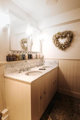 a bathroom with a sink and a mirror at The Fuzzy Duck in Newbold on Stour