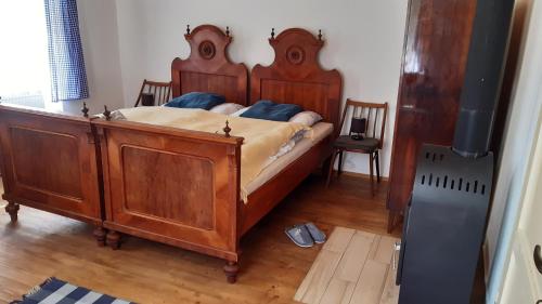 um quarto com uma grande cama de madeira num quarto em Chalupa - Dešov em Desov